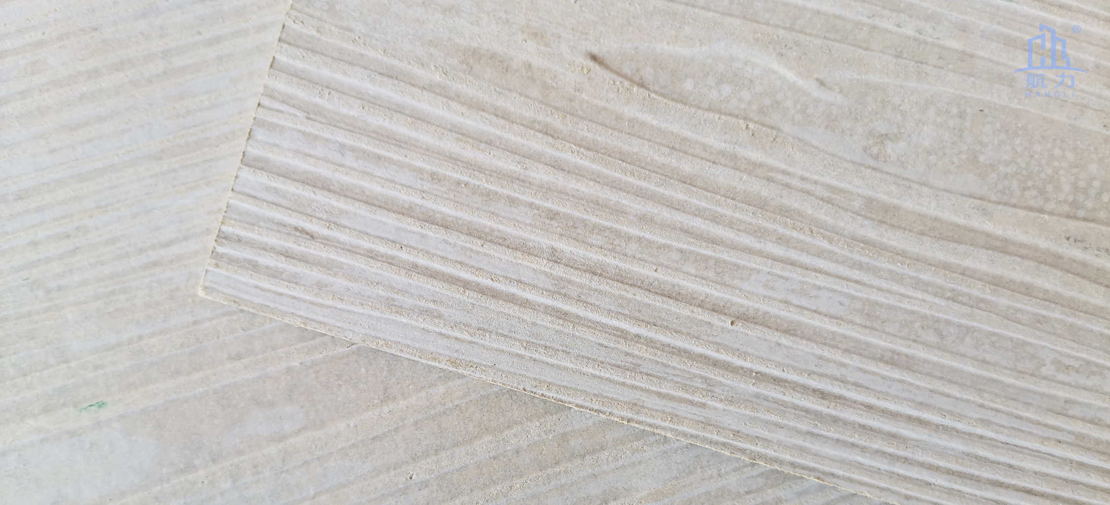 木紋水泥板系列的規(guī)格是：長度3050mm，寬度192mm